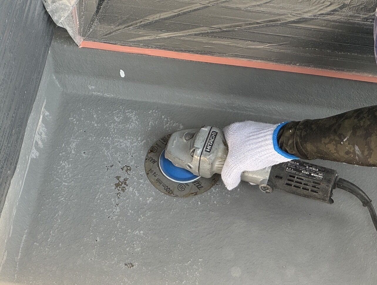 ベランダ防水工事　ケレン作業