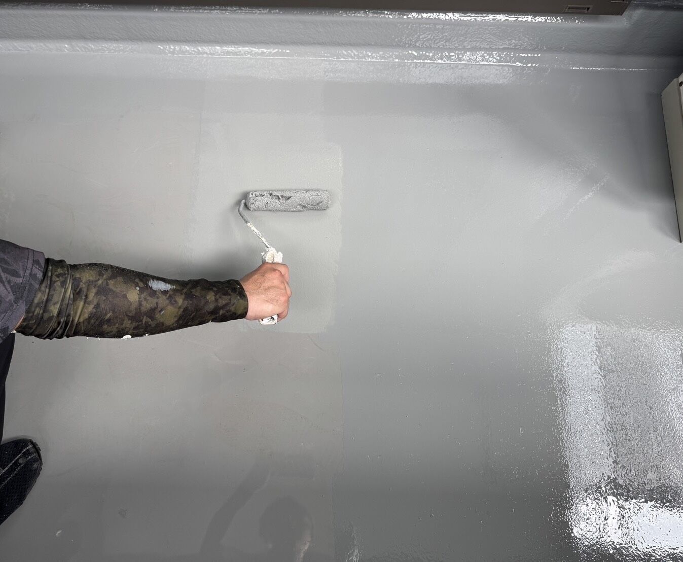 ベランダ防水工事　トップコート作業